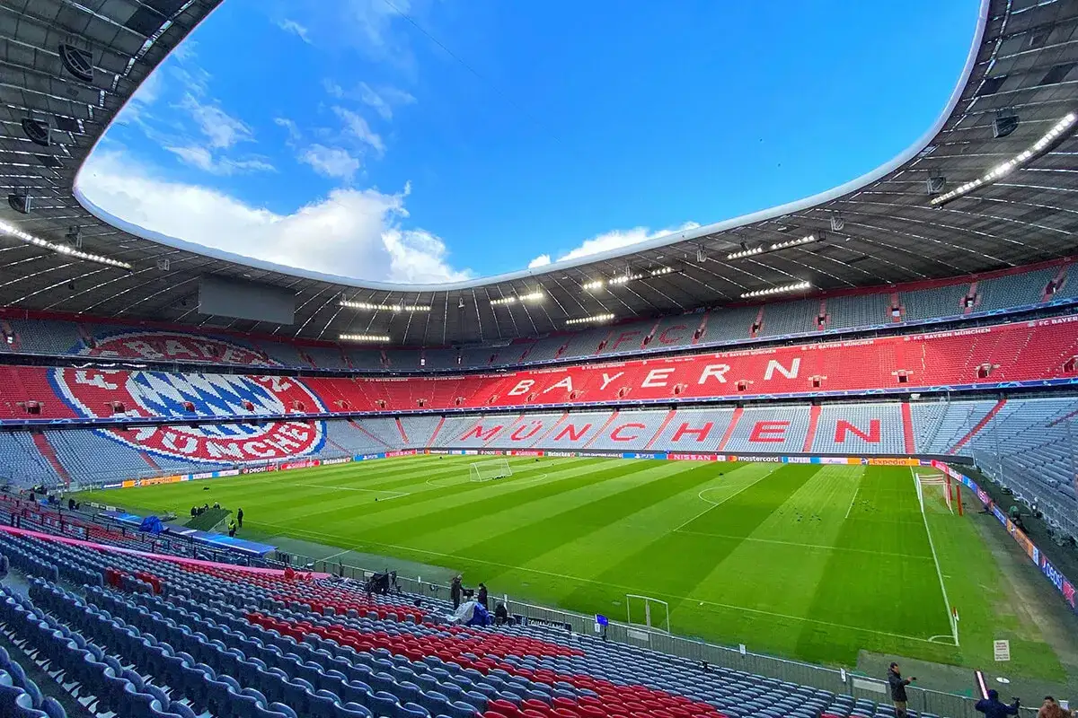 Pusta Allianz Arena, dom piłkarzy z Monachium, czeka na emocje.