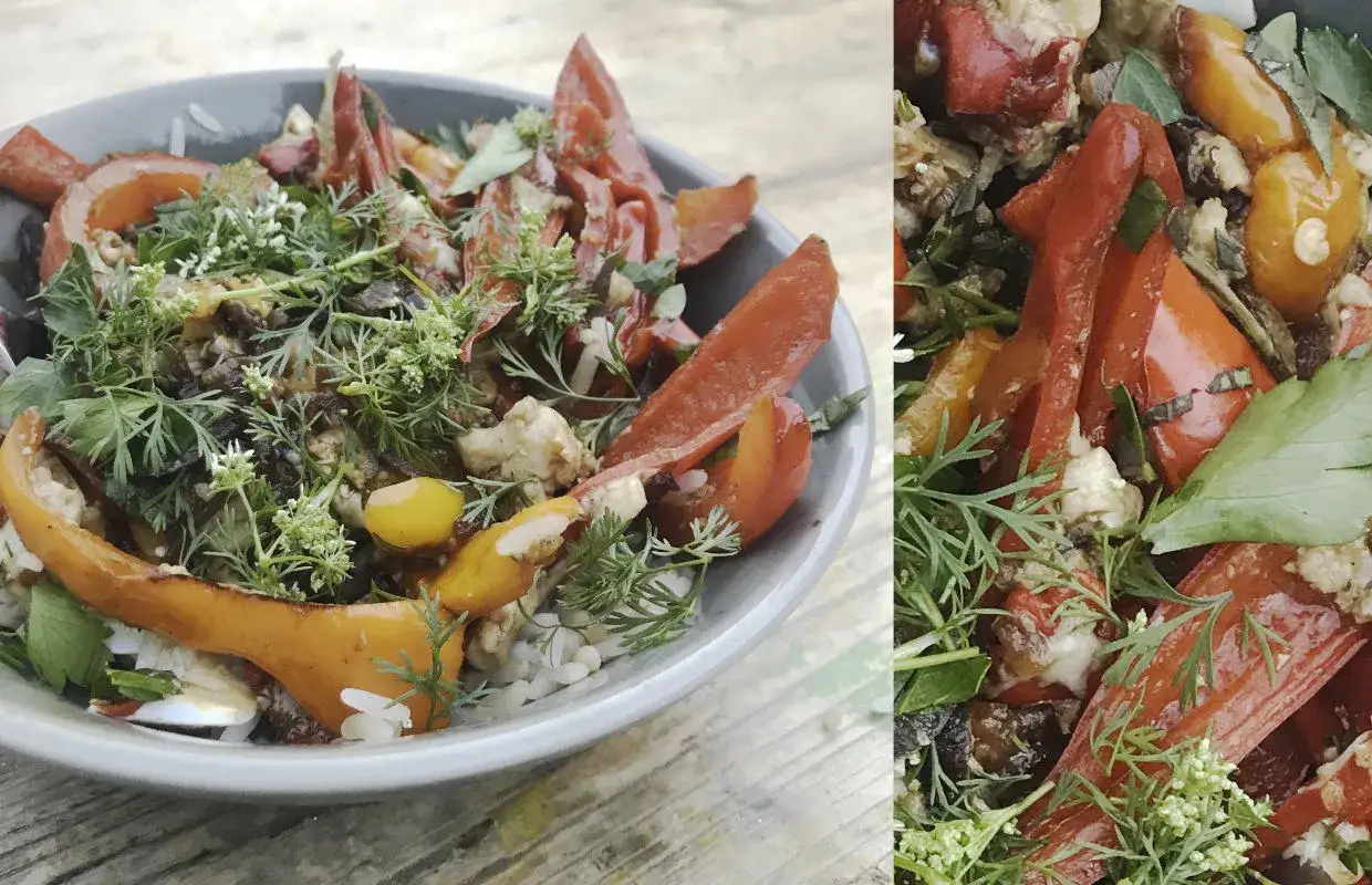 Délicieuse poêlée de poivrons à l'italienne, garnie d'herbes fraîches et de légumes colorés. Un plat savoureux et sain.