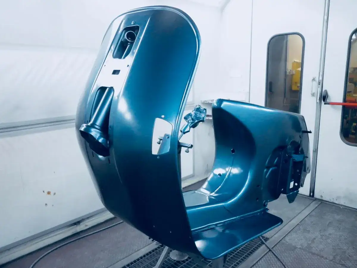 Vespa blu appena verniciata, un lavoro di verniciare vespa senza smontarla per un restauro impeccabile.