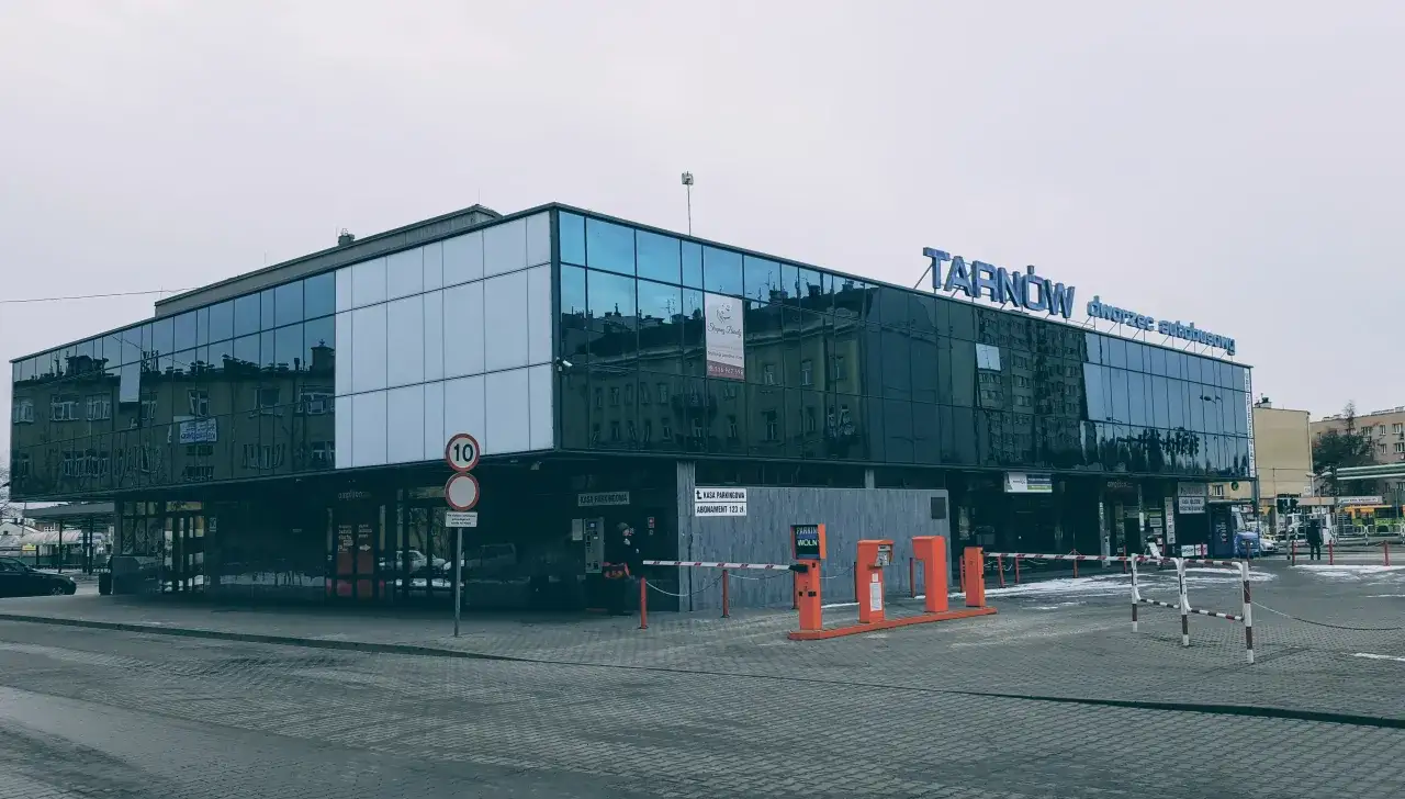 tablica odjazd&oacute;w PKS Tarn&oacute;w