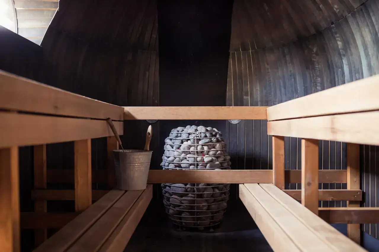 Wnętrze sauny suchej z kamiennym piecem. Sauna sucha na co pomaga? Na relaks i oczyszczenie organizmu.