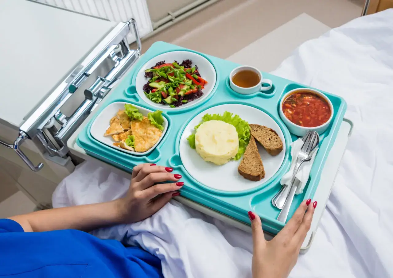 Taca z posiłkiem szpitalnym: zupa, kurczak, ziemniaki, sałatka, chleb i herbata. Idealna dieta na gojenie ran.