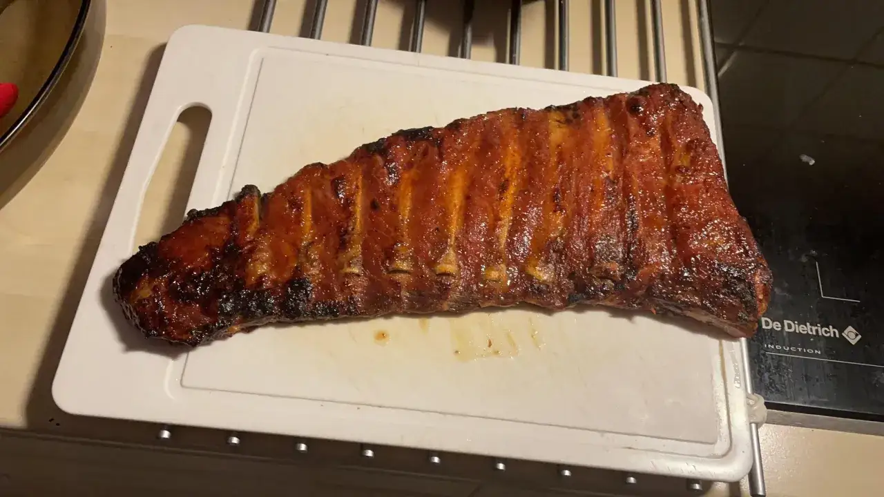 Côtelettes de porc barbecue, laquées et caramélisées, prêtes à être dégustées.