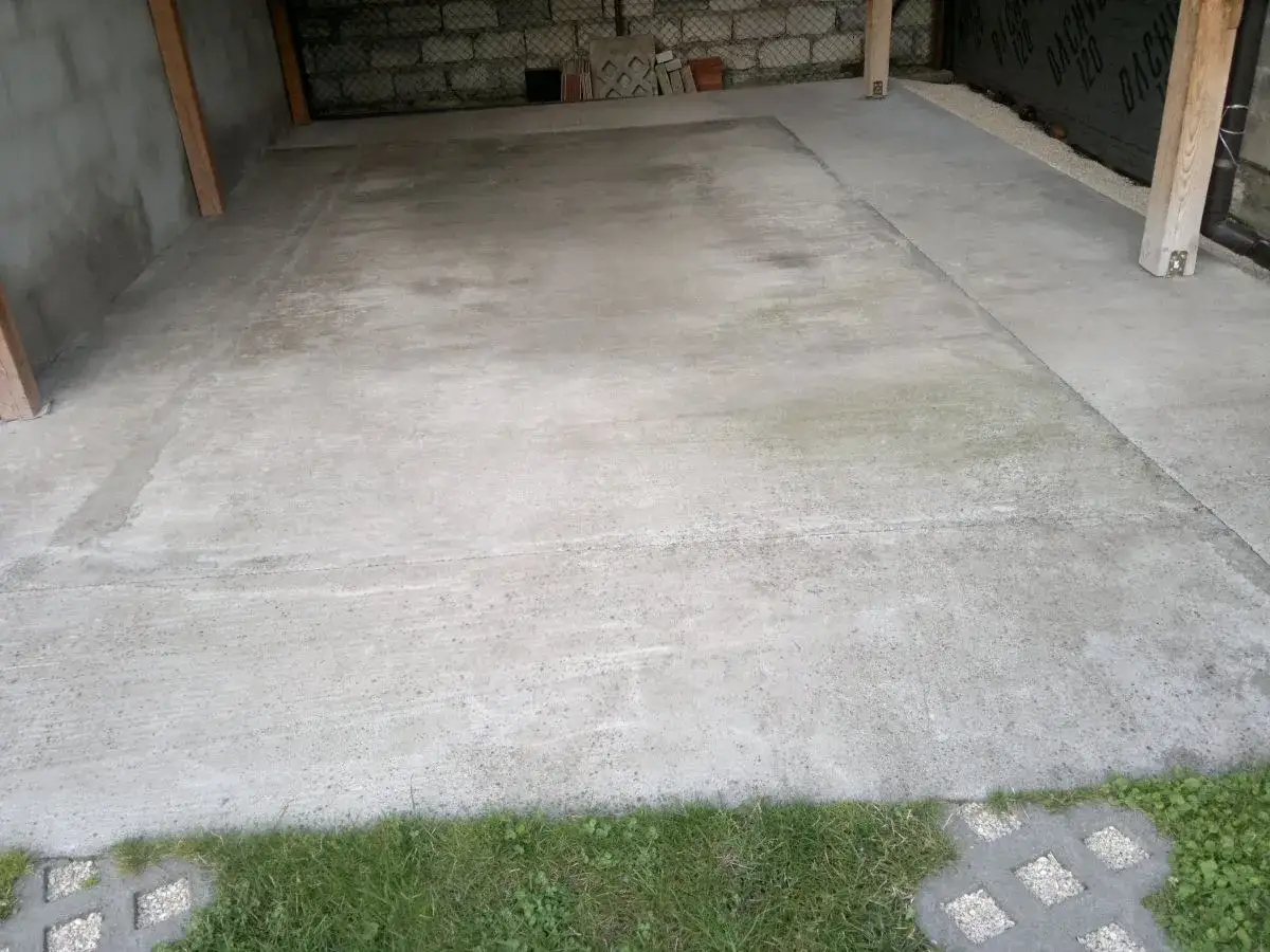 r&oacute;żne grubości wylewki betonowej pod wiatę