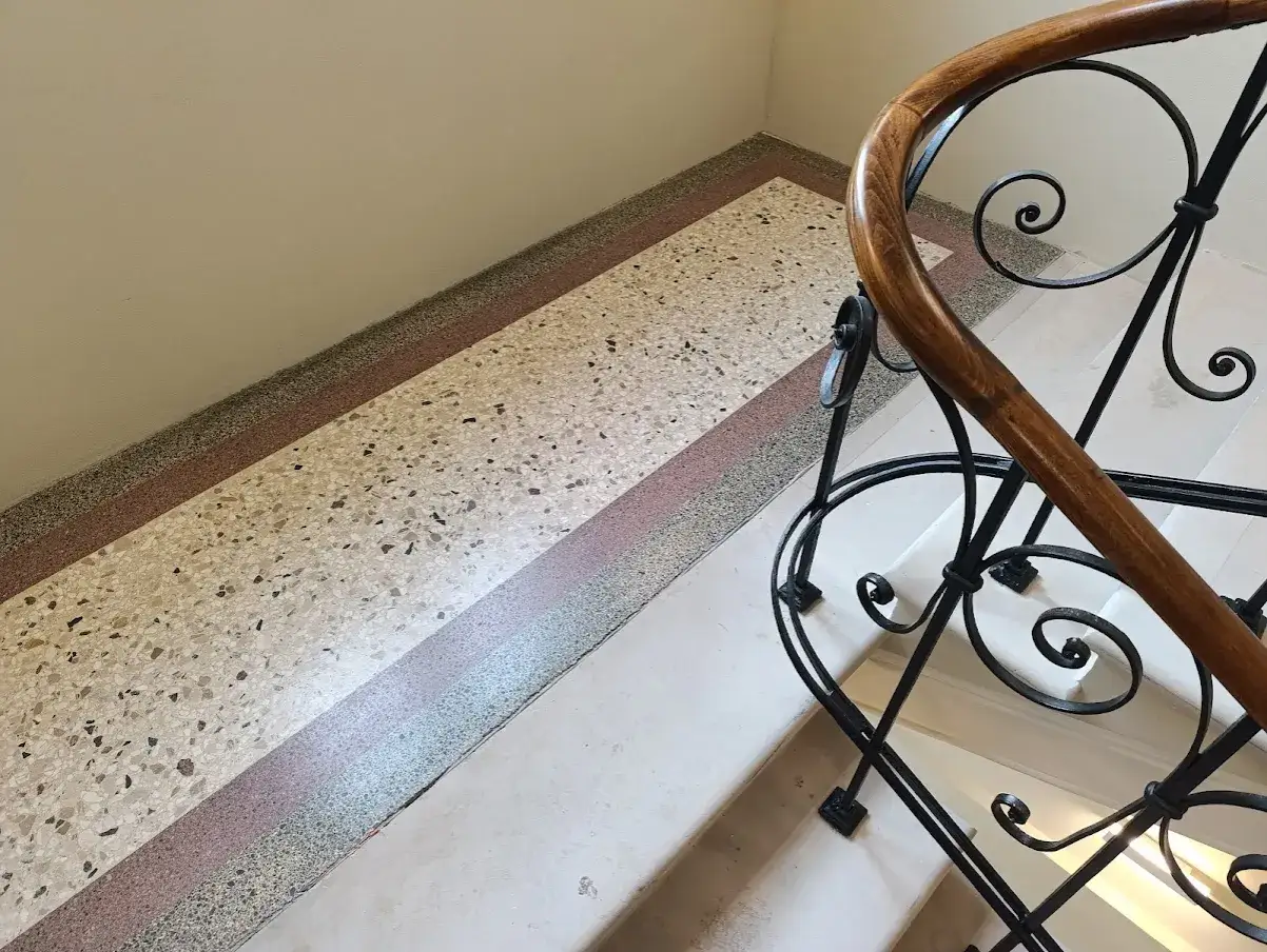 Schody z lastryko z ozdobną balustradą. Dowiedz się, jak odnowić schody z lastryko, by znów lśniły.