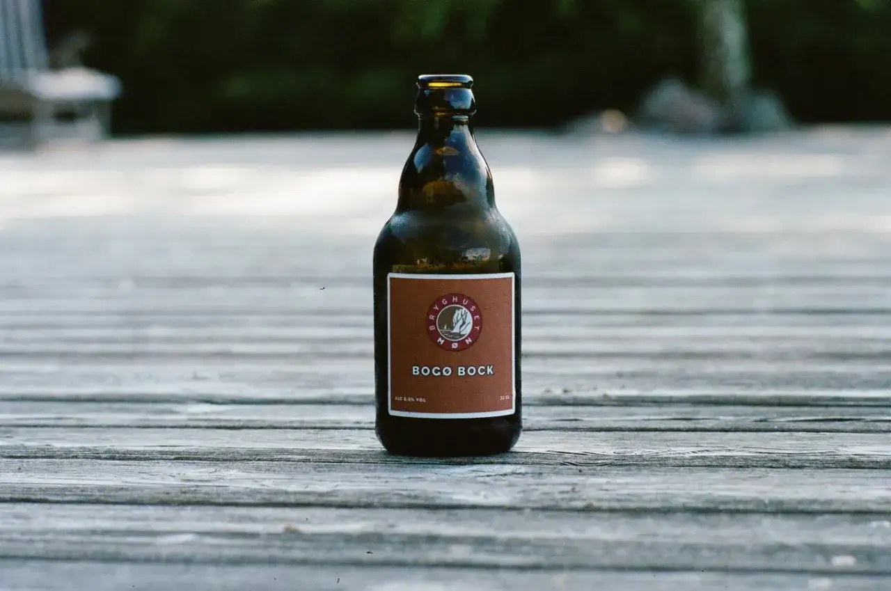 Una bottiglia di birra danese Boco Bock su un tavolo di legno.