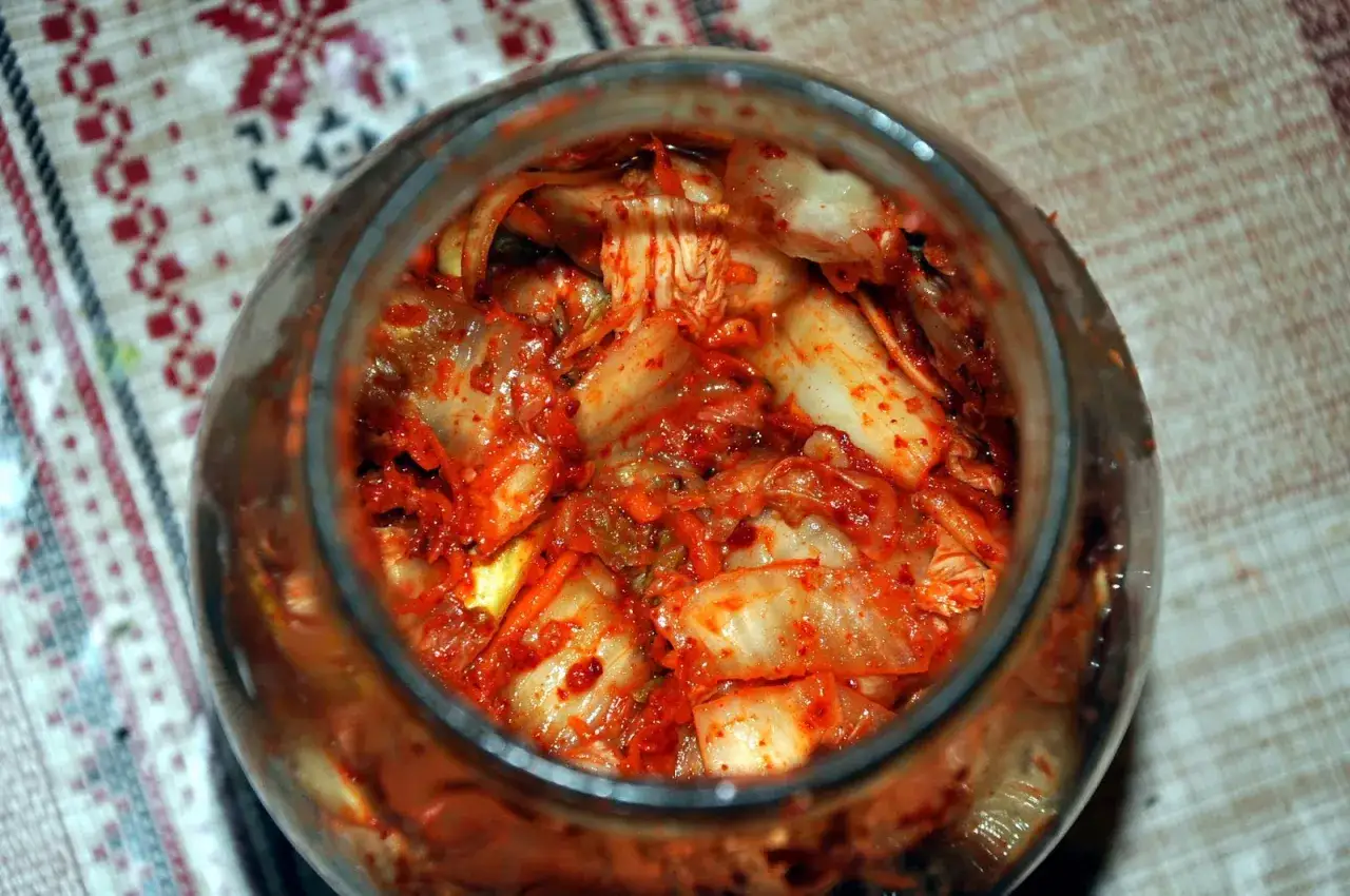 różne rodzaje kimchi w słoikach i na talerzu