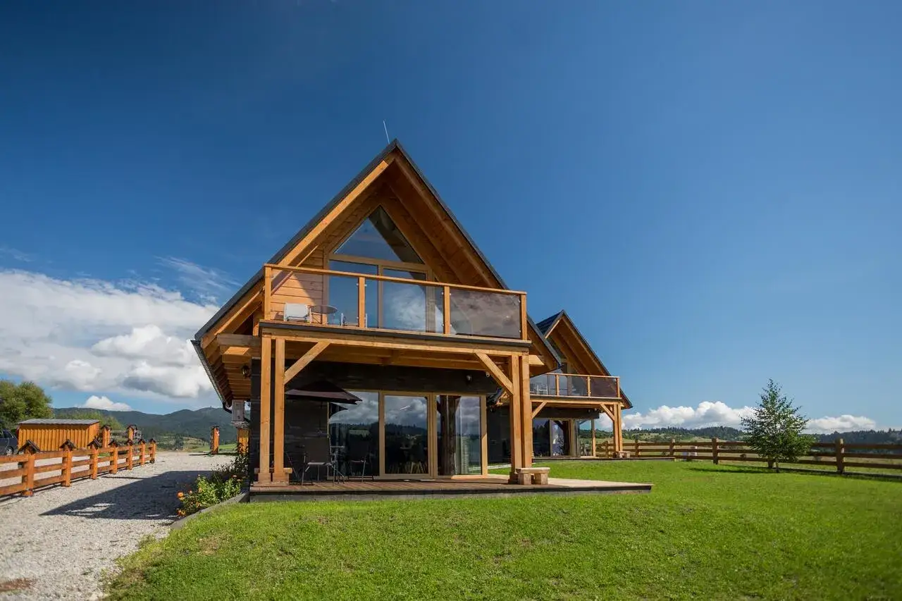 Nowoczesne domki w Pieninach, idealne na agroturystykę. Drewniana architektura, tarasy z widokiem na góry.
