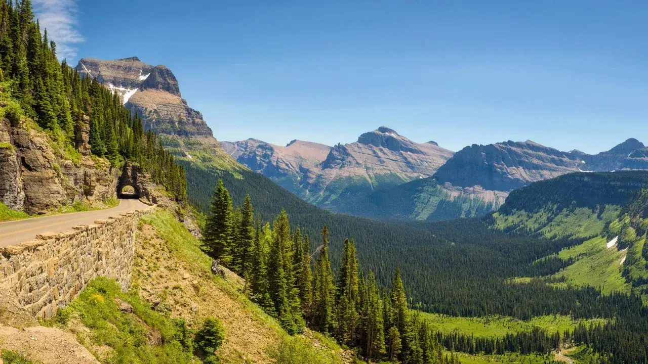 Bergige Landschaft mit Stra&szlig;e und Tunnel, typisch f&uuml;r die nationalparks usa.