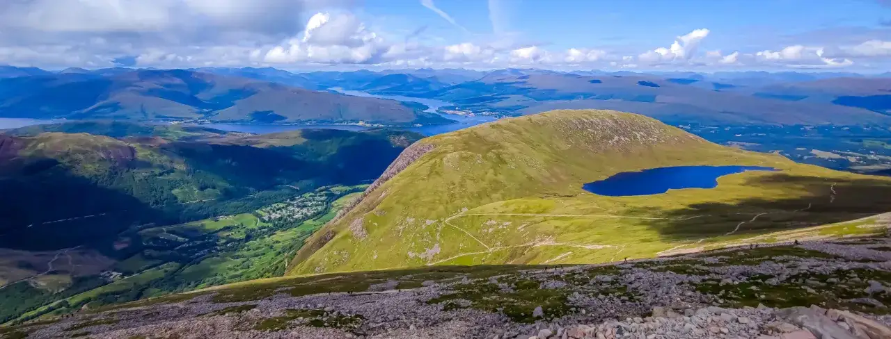 Widok z najwyższego szczytu Wielkiej Brytanii, Ben Nevis, na malownicze szkockie Highlands z jeziorem i doliną.