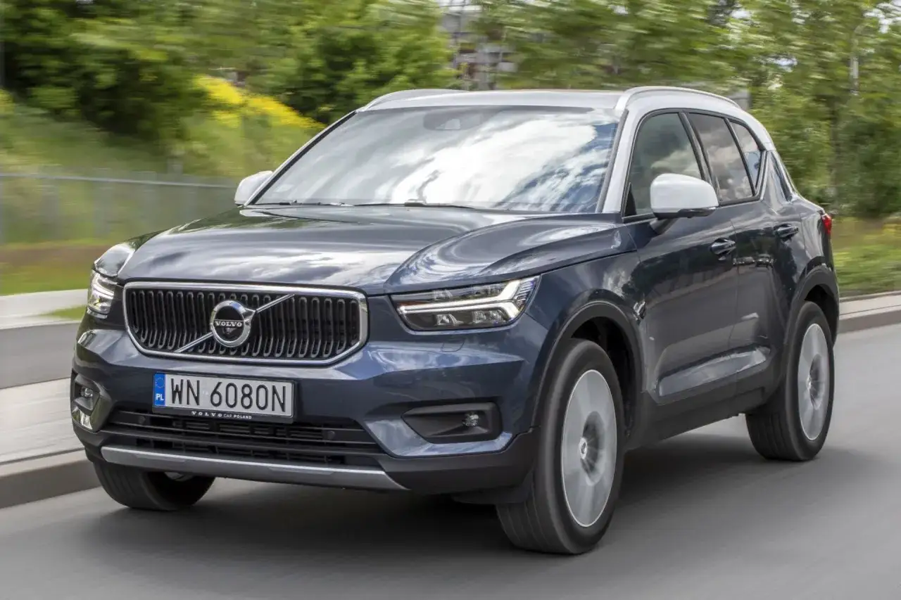 Ciemnogranatowe Volvo XC40 2.0 benzyna w ruchu. Zastanawiasz się, ile pali?