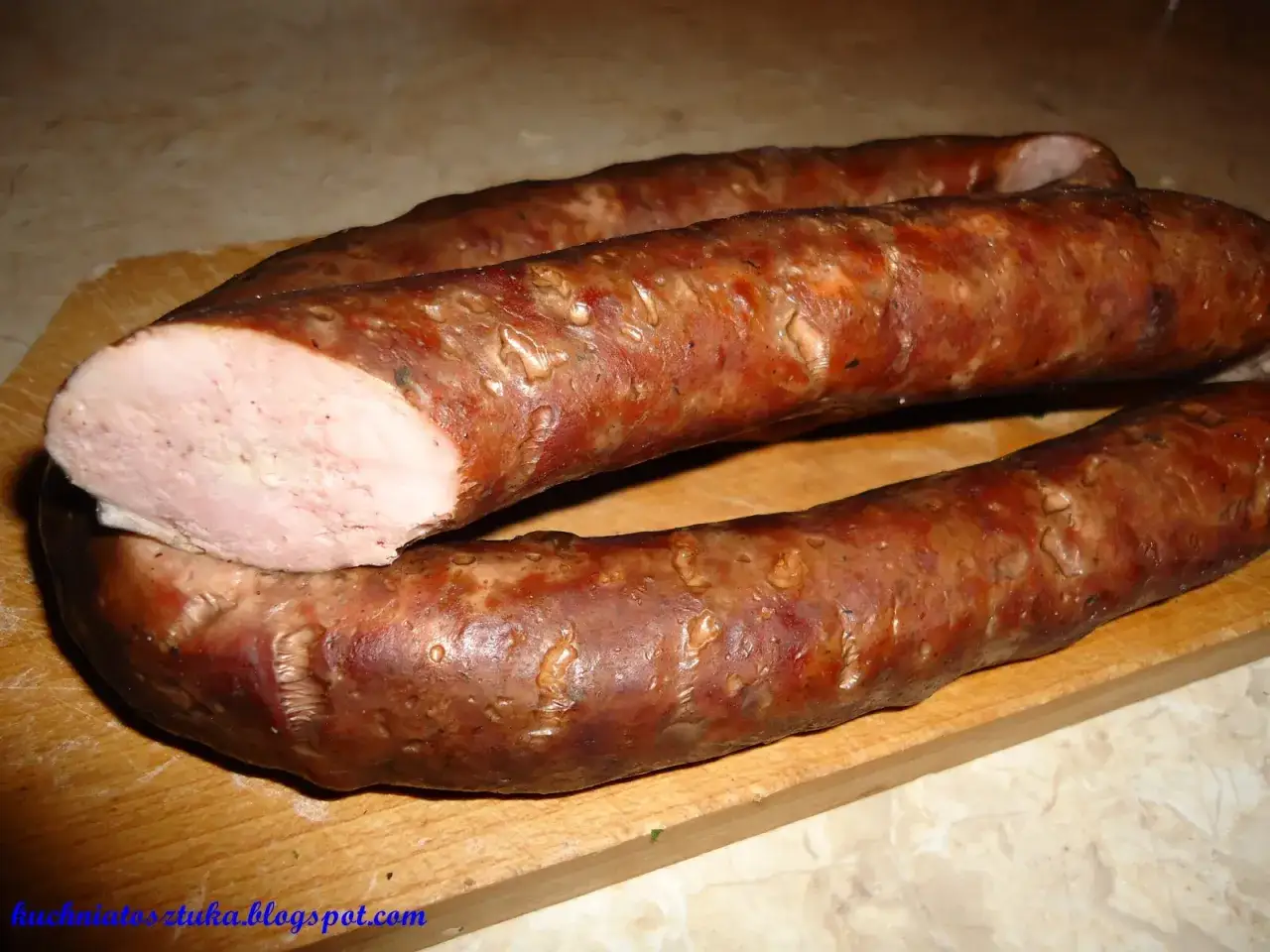 Gotowa do wędzenia, pyszna, domowa kiełbasa. Zobacz, jak zrobić kiełbasę do wędzenia krok po kroku.