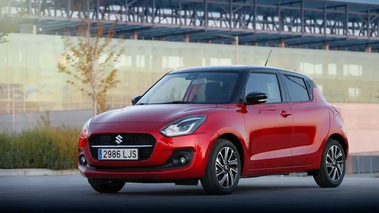Suzuki Swift rojo, listo para una prueba de manejo. Diseño moderno y compacto, ideal para la ciudad.
