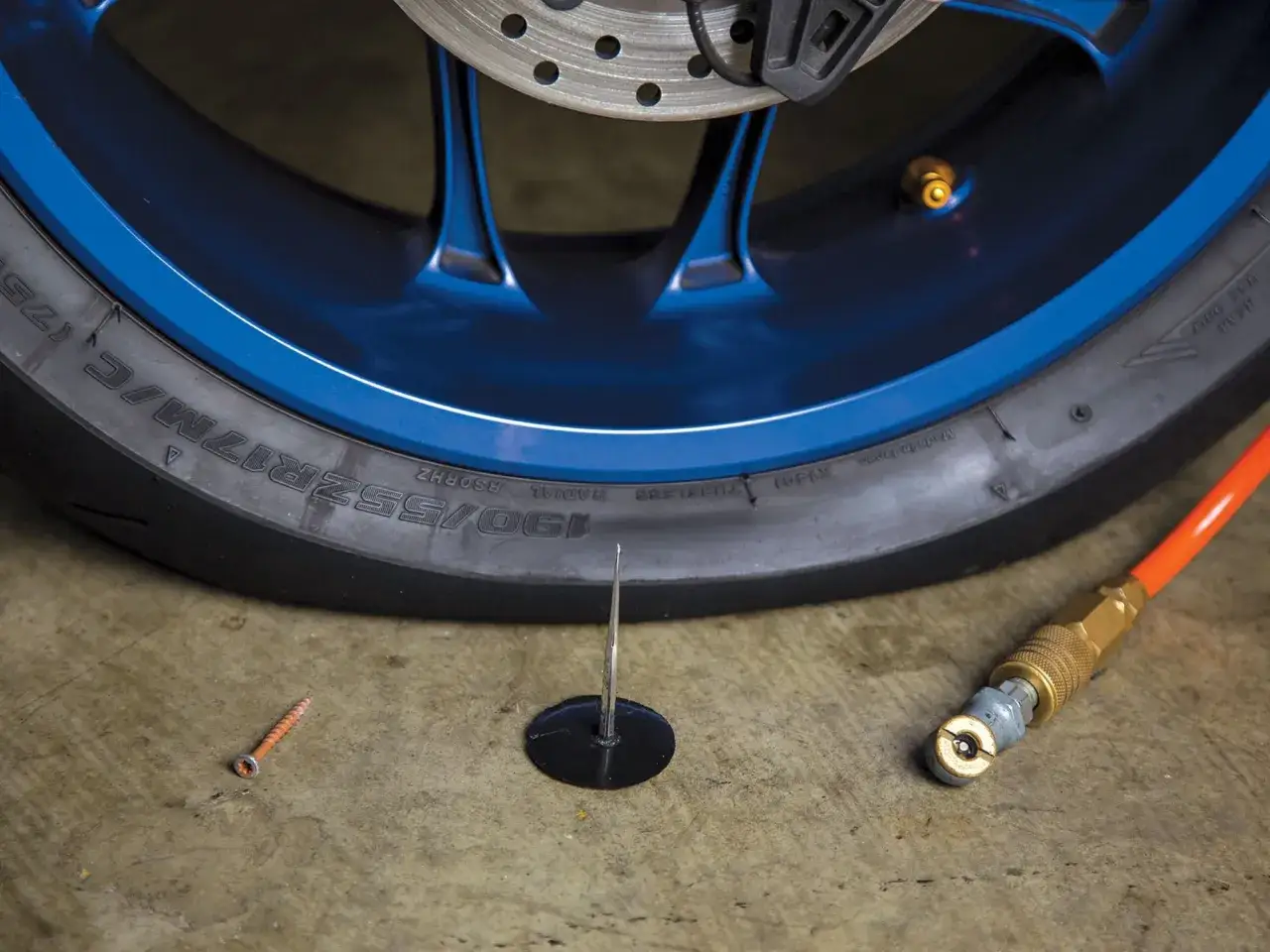 Kit de reparación de pinchazos para moto con tornillo, tapón y manguera de inflado. Demuestra que es seguro reparar un pinchazo.
