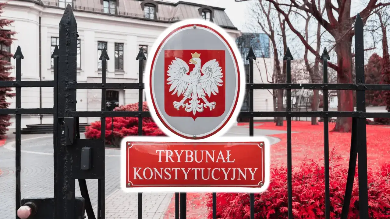 Brama z godłem Polski i tablicą 