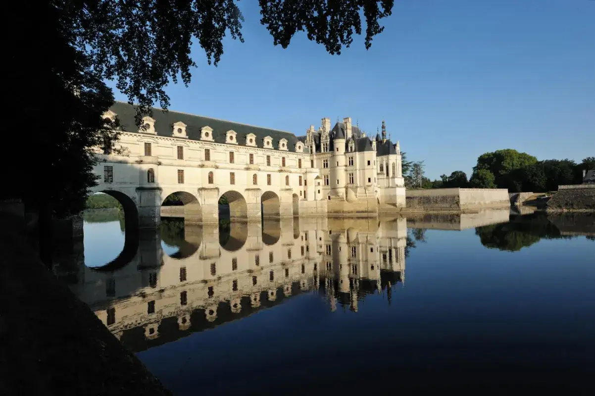 Magnifique reflet du château de Chenonceau sur l'eau, un avis qui ne peut être que positif.