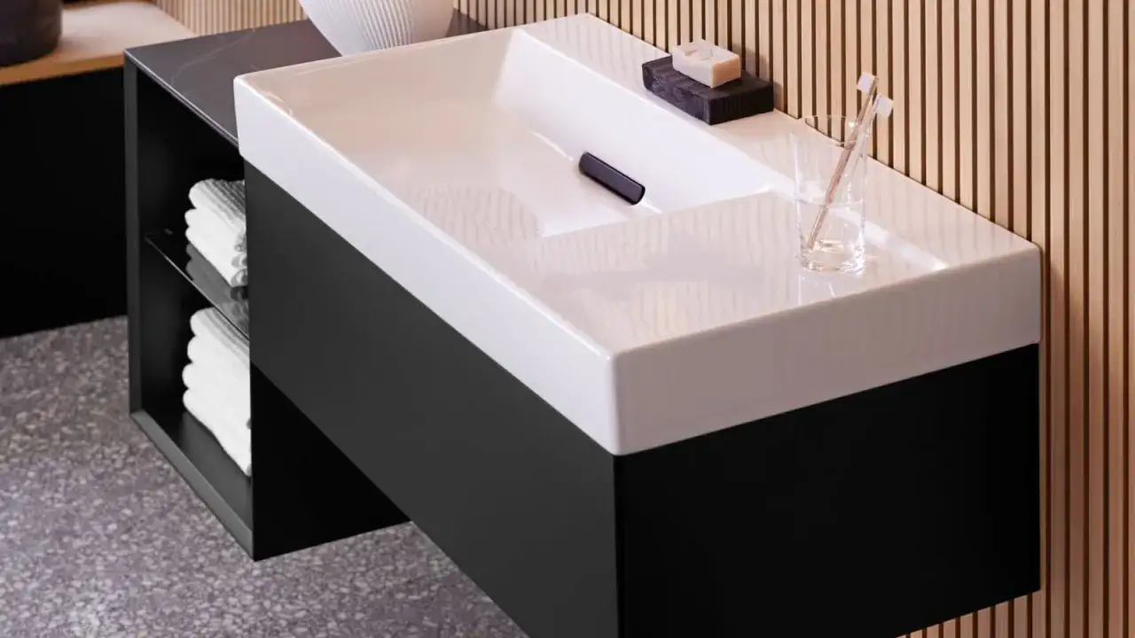 Modernes Bad mit schwarzem Waschtischunterschrank und weißem Becken. Die Keratect-Oberfläche ist pflegeleicht, aber die Nachteile bei Kratzern sind sichtbar.