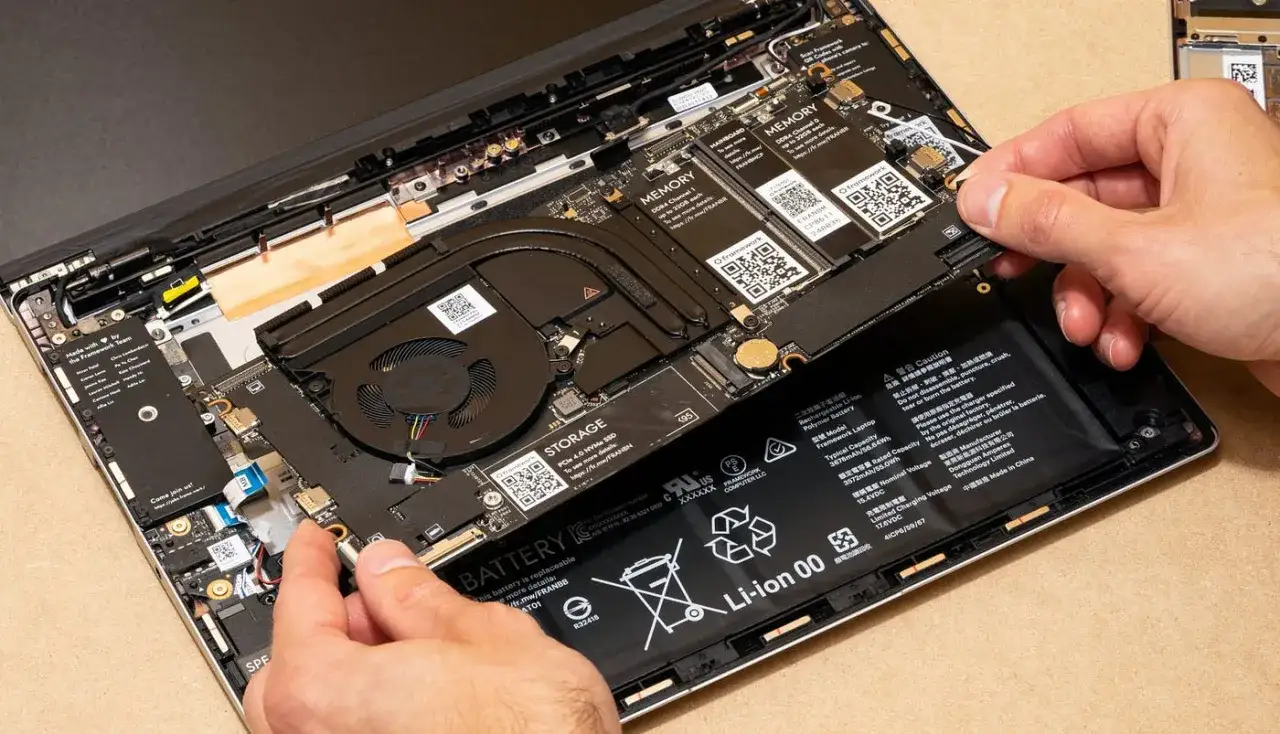 Wnętrzu laptopa widać moduły RAM i dysk SSD. Dobre parametry laptopa to szybki procesor, odpowiednia ilość pamięci RAM i pojemny dysk.