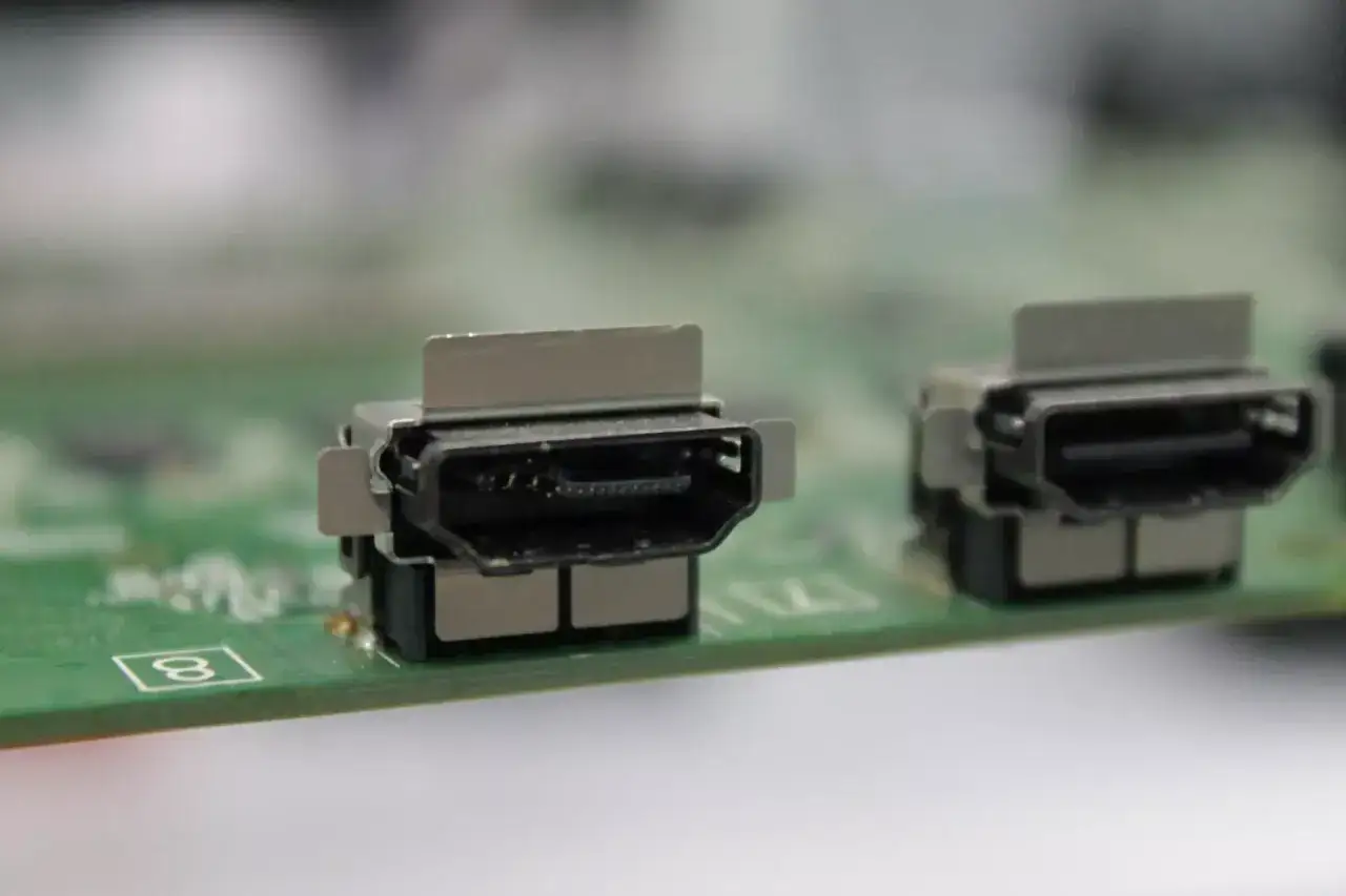 Zbliżenie na porty HDMI na płycie gł&oacute;wnej konsoli. Może to być etap naprawy Xbox One, gdy potrzebna jest wymiana uszkodzonego złącza.