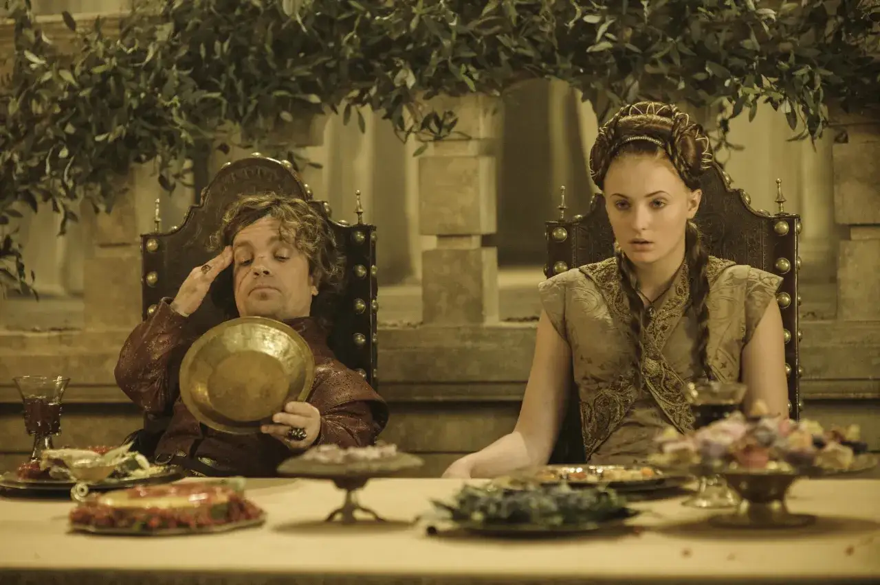 Tyrion i Sansa siedzą przy stole podczas Krwawych Godów w Grze o Tron.