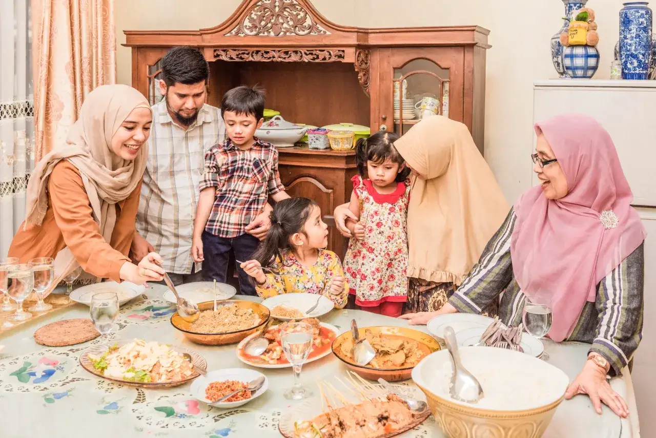 Familie feiert das Zuckerfest mit einem Festmahl. Warum feiert man Zuckerfest? Weil es das Ende des Ramadan markiert und Zeit f&uuml;r Freude und Gemeinschaft ist.