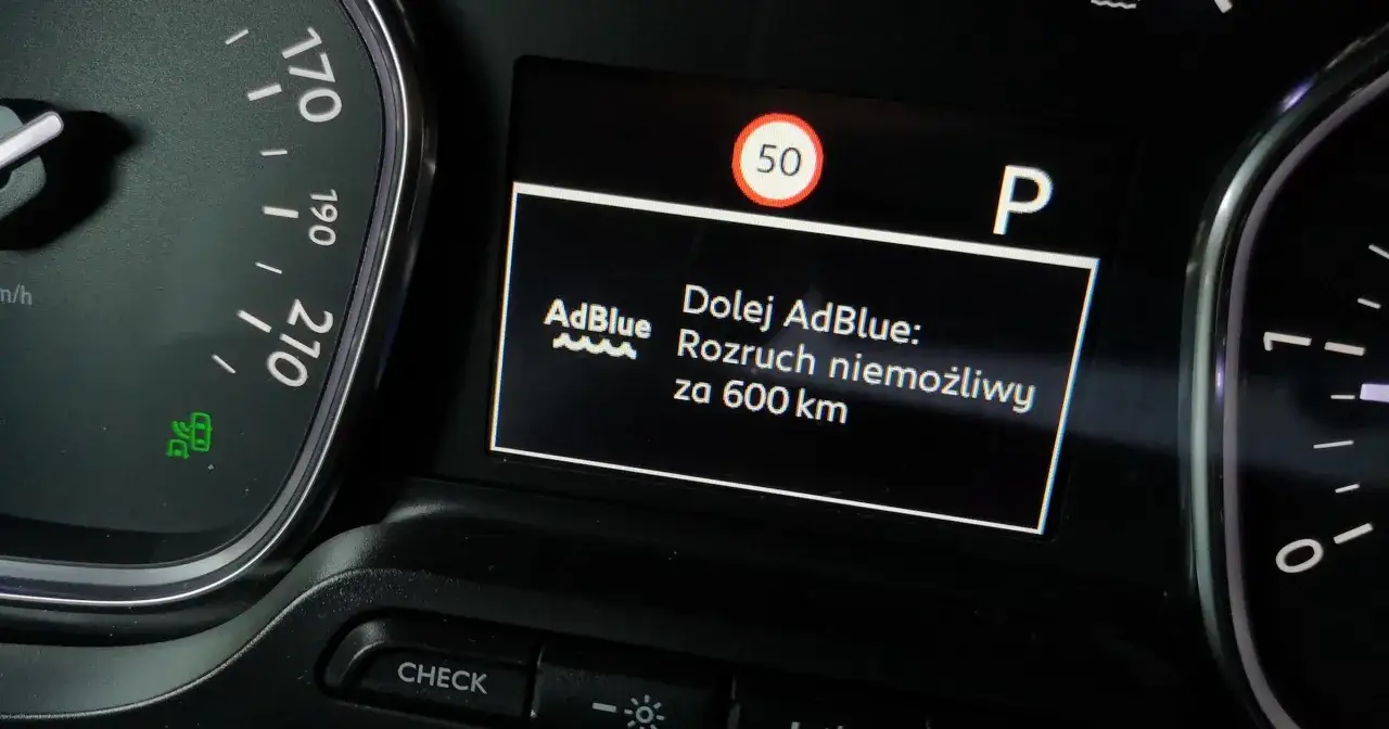 Na wyświetlaczu samochodu widnieje komunikat