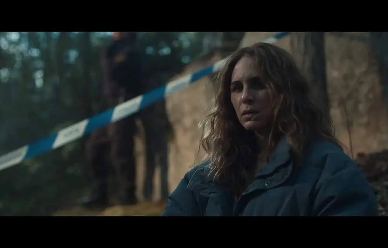En kvinna med oroligt ansikte, bakom avsp&auml;rrningsband. En scen fr&aring;n veronica serie.