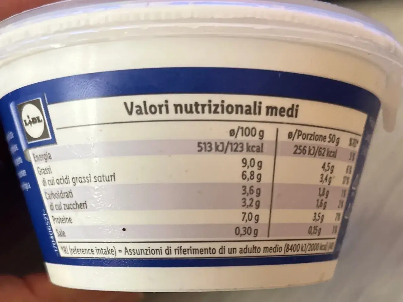 Etichetta nutrizionale: 100 g ricotta calorie 123 kcal. Grassi 9g, carboidrati 3,6g, proteine 7g.