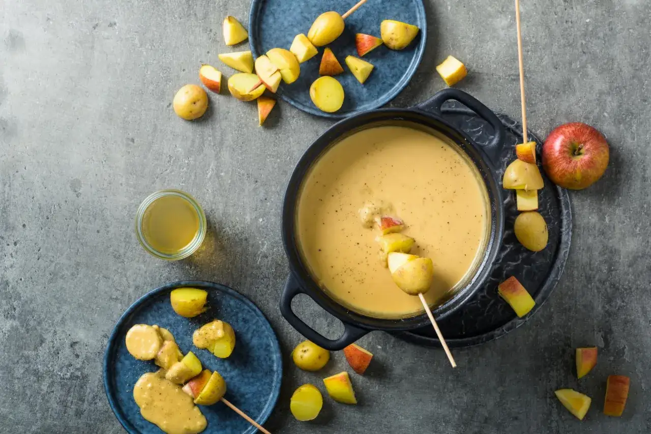Un plat de pommes de terre et de pommes coupées en dés, trempées dans une fondue au fromage. Un vrai synonyme de convivialité !