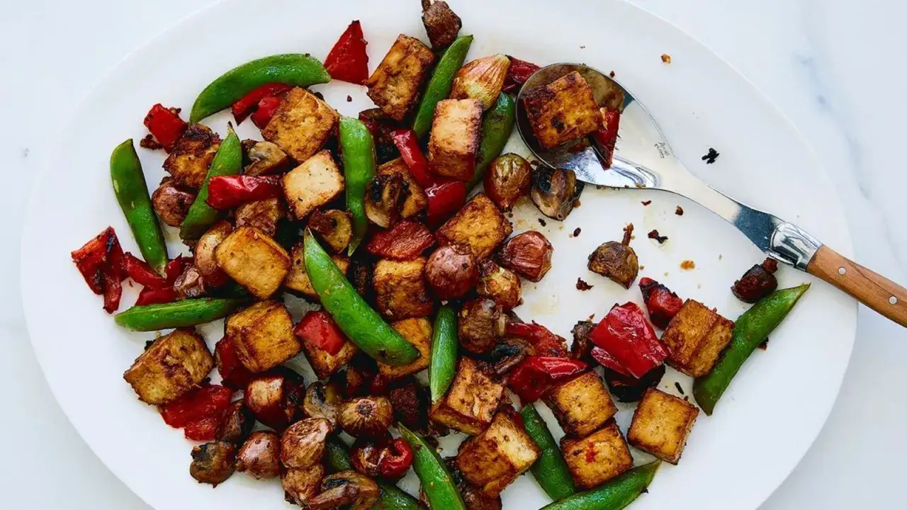Stekt tofu med socker&auml;rtor, paprika och champinjoner. Ett enkelt och gott tofu recept f&ouml;r en snabb middag.