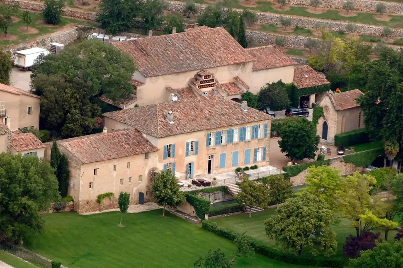 Vue a&eacute;rienne du **Domaine du Canadel** &agrave; **Brignoles**, propri&eacute;t&eacute; de Brad Pitt. Un grand corps de ferme proven&ccedil;al avec ses tuiles ocres et ses volets bleus.