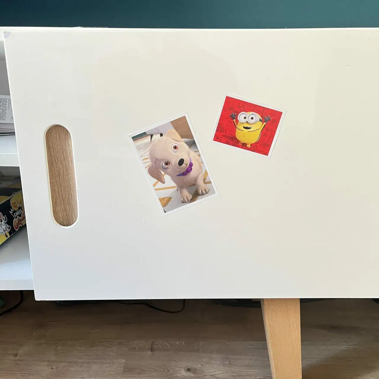 Zdjęcie Jak odkleić naklejkę z mebli bez uszkodzenia powierzchni? Sprawdź skuteczne metody.