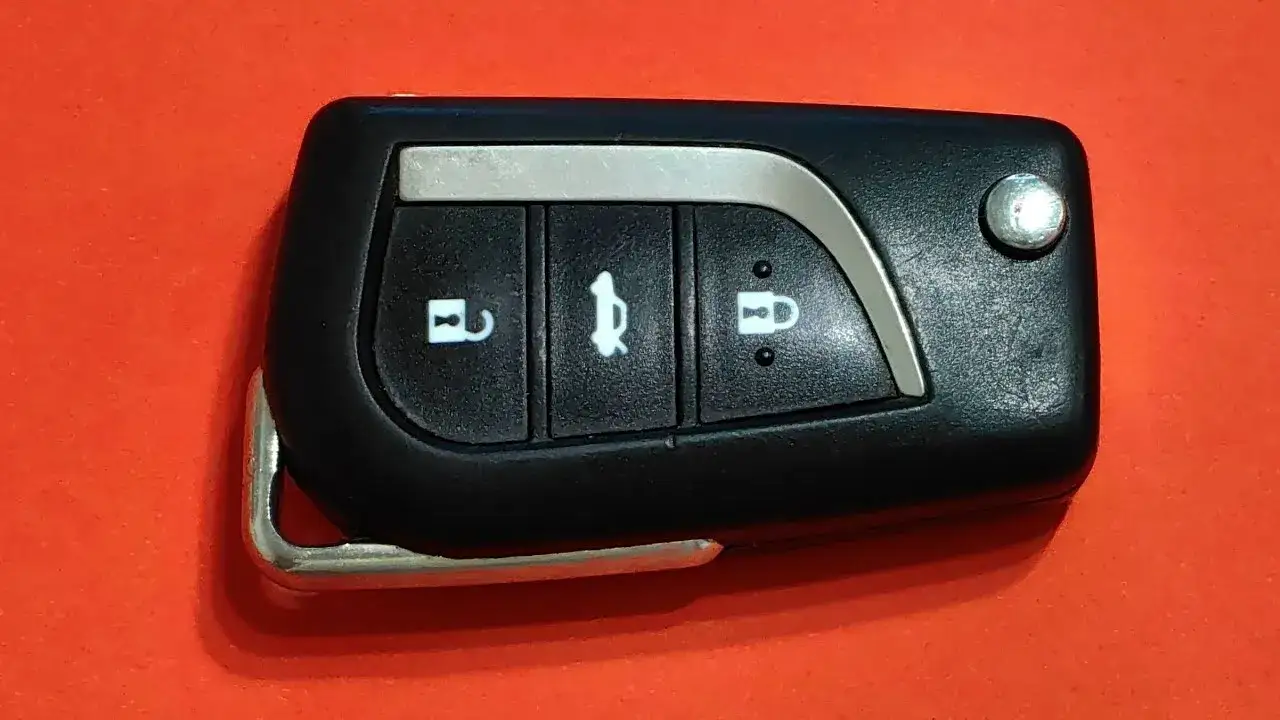 Zdjęcie Wymiana baterii w kluczyku toyota corolla e15 – prosta i szybka metoda