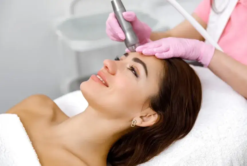 Zdjęcie Peeling kawitacyjny czy mikrodermabrazja - co wybrać dla swojej skóry?