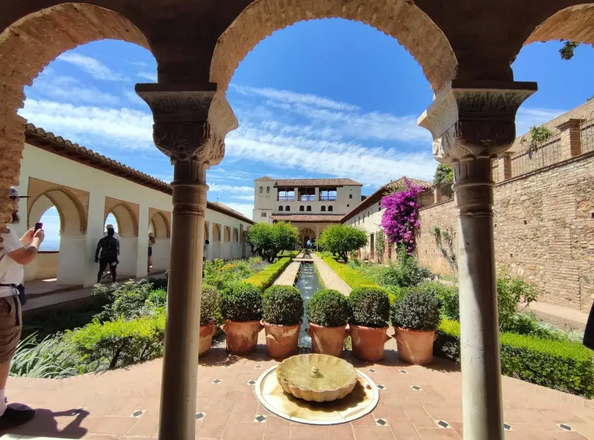 Giardini dell'Alhambra, un'oasi di pace. Perfetto per scoprire cosa vedere a Granada in 2 giorni, tra fontane e architetture moresche.
