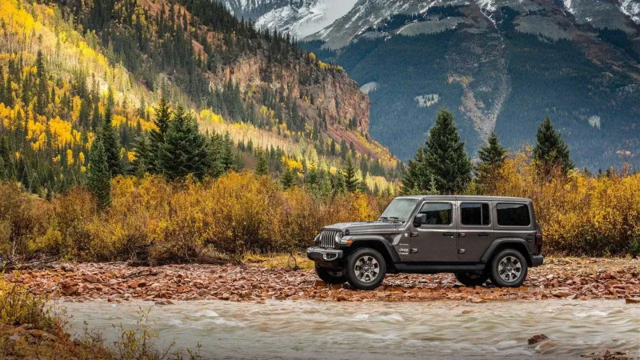 Jeep Wrangler JL na tle gór