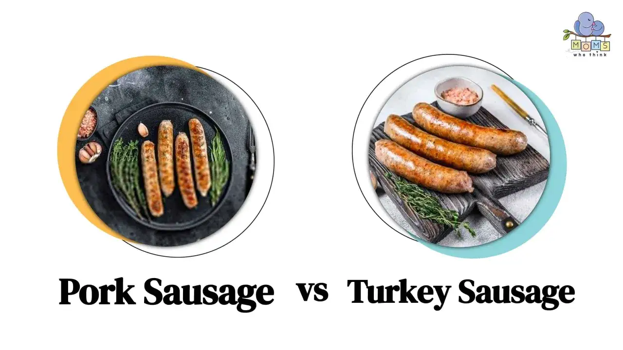 Schweinewürstchen auf einem Teller mit Kräutern und Knoblauch, daneben Truthahnwürstchen. Ist Schweinefleisch ungesund?