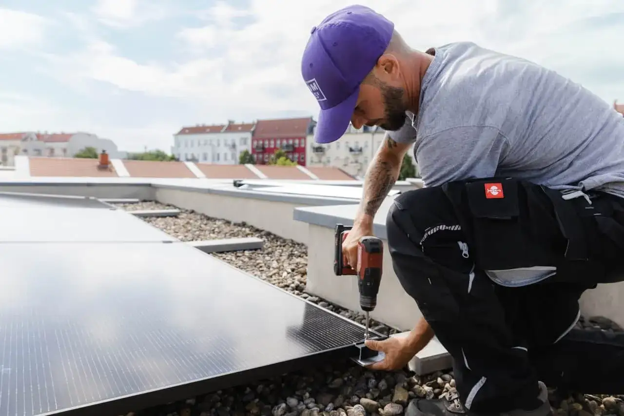 Installat&ouml;r f&auml;ster solpaneler p&aring; ett tak. En karta &ouml;ver solvinkel kan hj&auml;lpa till att optimera placeringen f&ouml;r maximal energi.