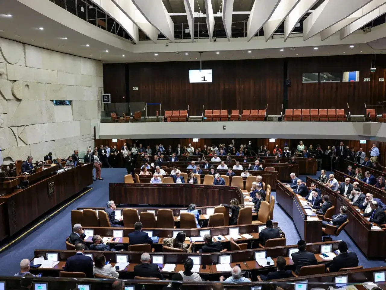 Der Plenarsaal des israelischen Parlaments ist gef&uuml;llt mit Abgeordneten, die an ihren Pulten sitzen.