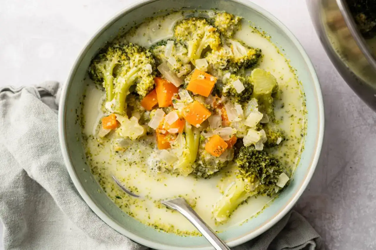 Cremige Brokkolisuppe mit Karotten und Zwiebeln, eine k&ouml;stliche Option f&uuml;r Suppen zum Abnehmen.