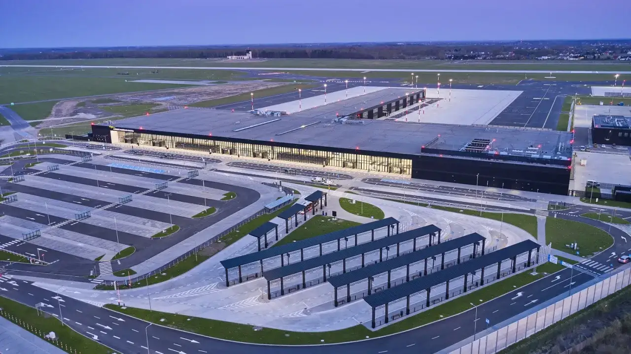 Nowe lotnisko Radom, z nowoczesnym terminalem i parkingami, gotowe na przyjęcie pasażerów. Sprawdź lotnisko Radom rozkład lotów i zaplanuj podróż.