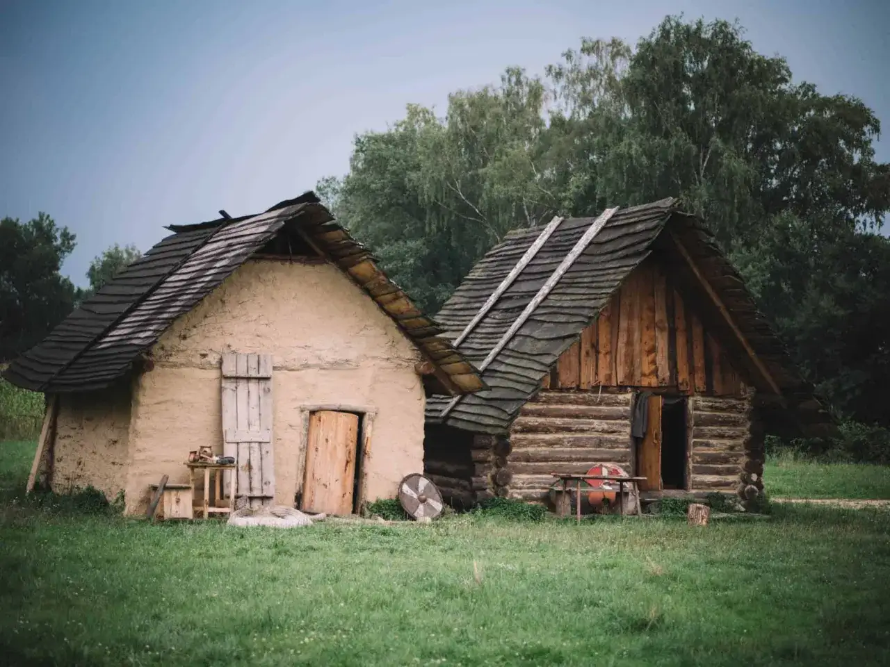Dwa chaty, jedna gliniana, druga drewniana, przypominają życie chłopów w średniowieczu.