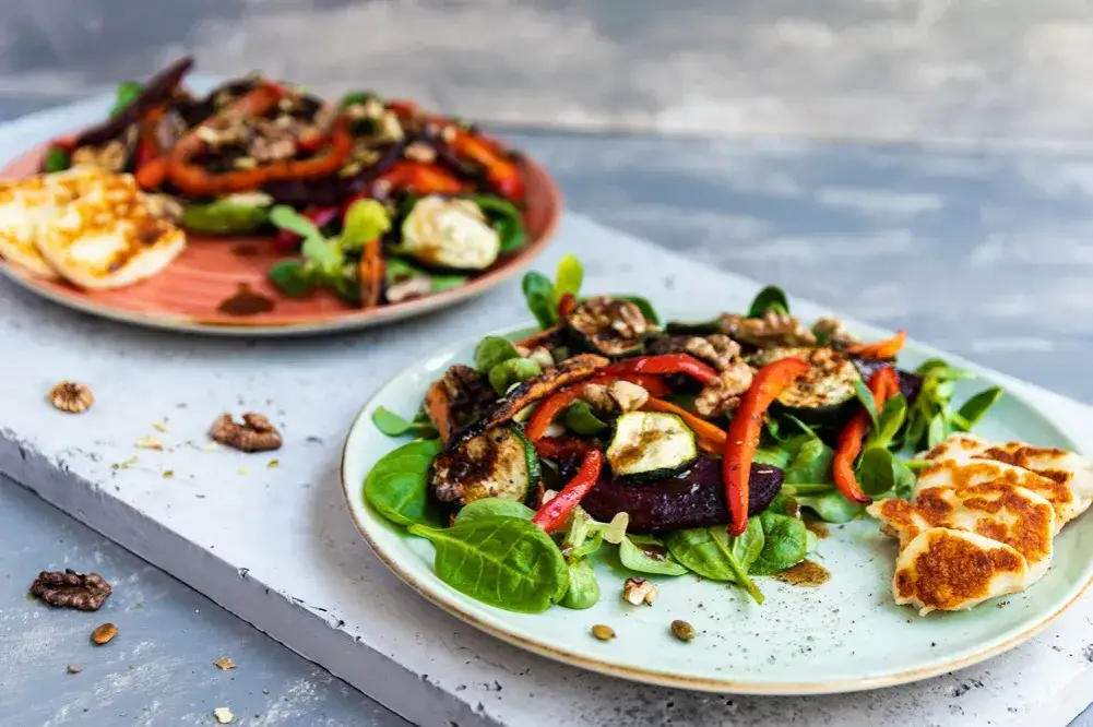 Grillowany ser halloumi w sałatce z warzywami