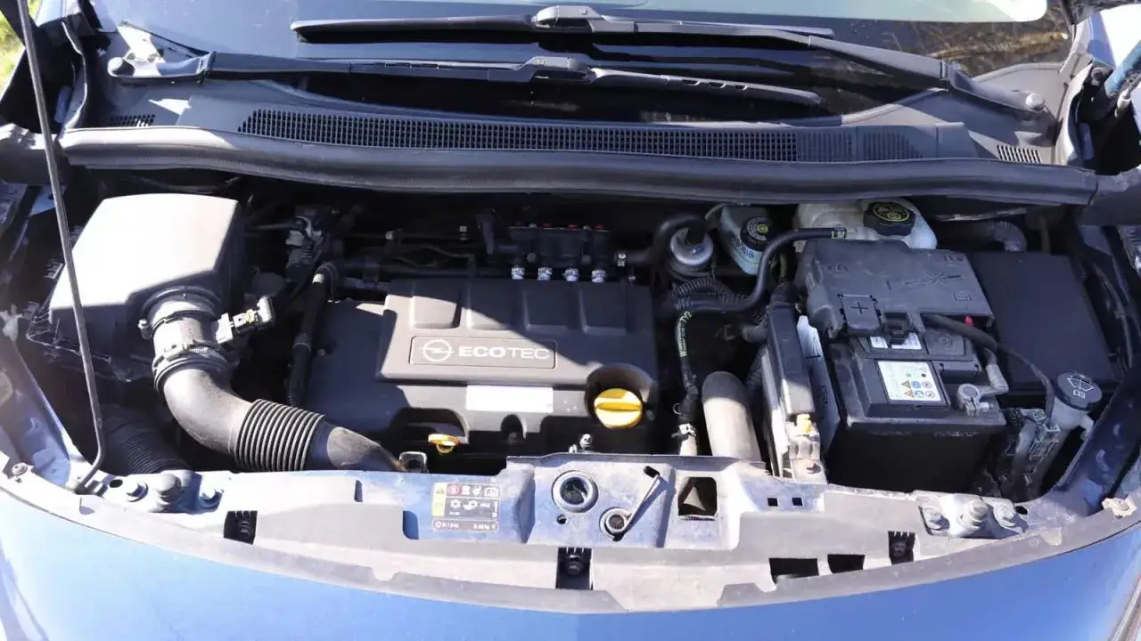 Silnik Opel Meriva B 1.4 Turbo z widocznym logo Ecotec, akumulatorem i elementami układu dolotowego.