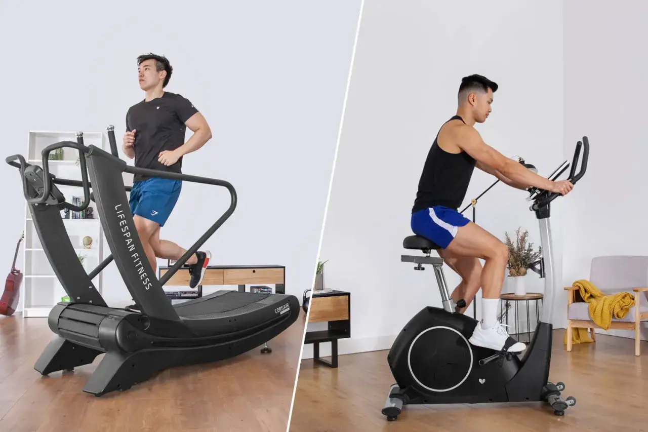 Uomo corre su tapis roulant e uomo pedala su cyclette. Meglio tapis roulant o cyclette? La scelta dipende dal tuo allenamento.
