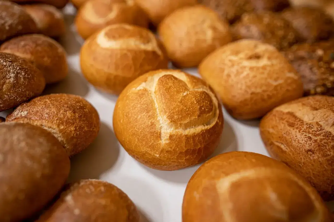 Frisch aufgebackene Brötchen, bereit zum Genuss. Alte Semmeln aufbacken für ein knuspriges Frühstück.