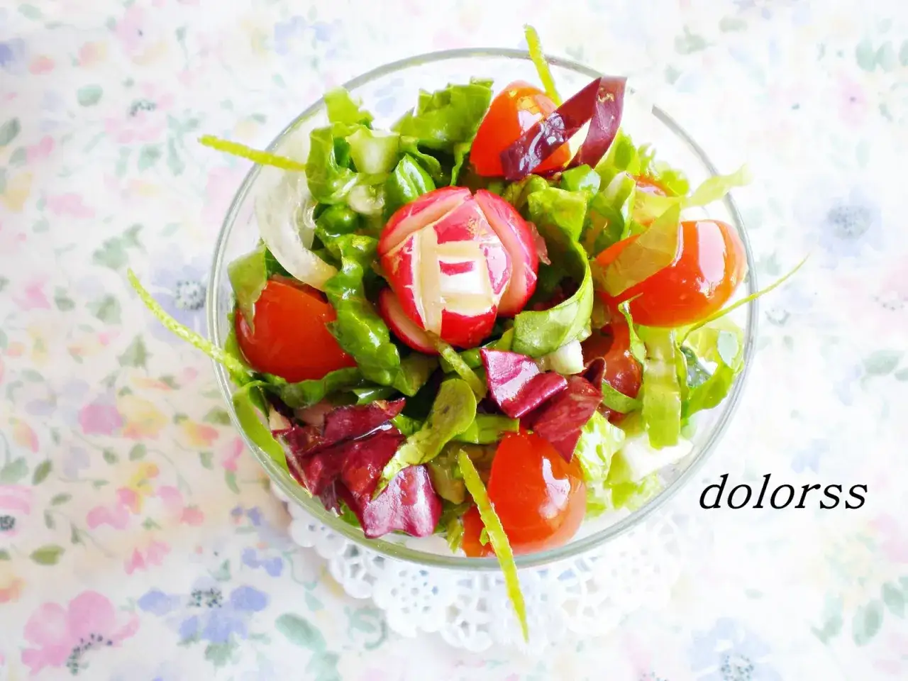 Amanida catalana fresca con lechuga, tomate, rábano y cebolla. Ingredientes vibrantes y saludables.