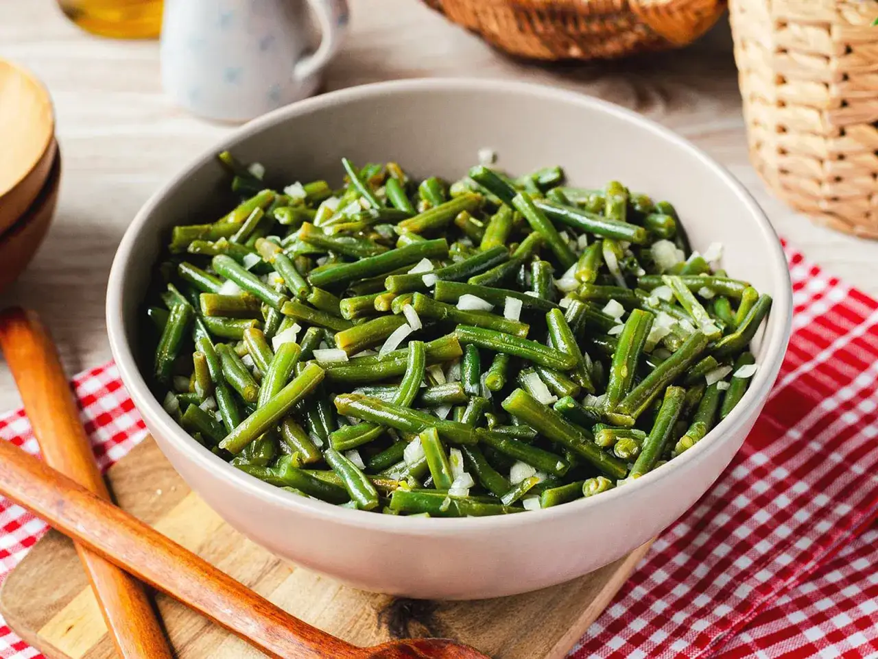 Frischer Bohnensalat mit Zwiebeln, ein einfaches und leckeres Rezept f&uuml;r jede Gelegenheit.
