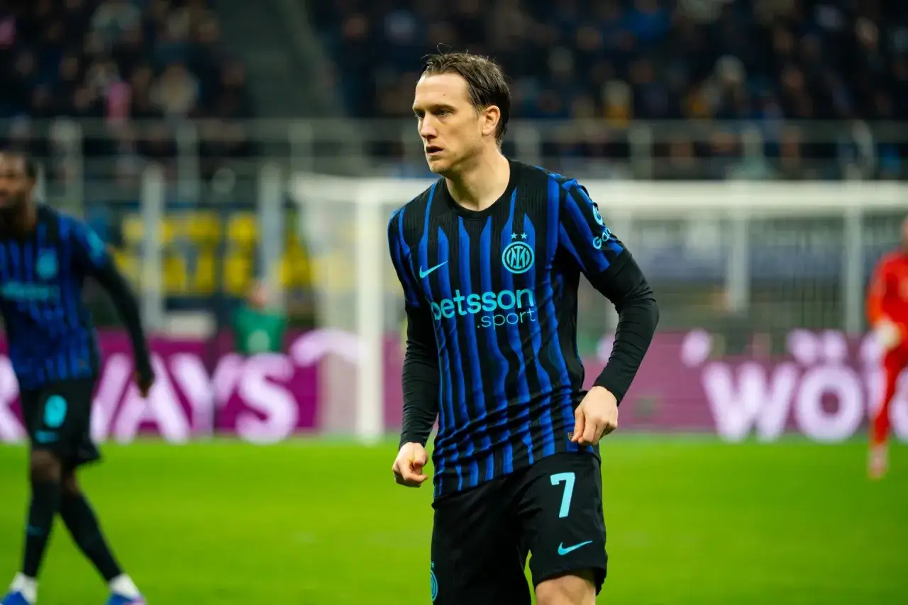 Piłkarz w czarno-niebieskiej koszulce Interu Mediolan, z numerem 7. Polacy w Serie A pokazują klasę na boisku.