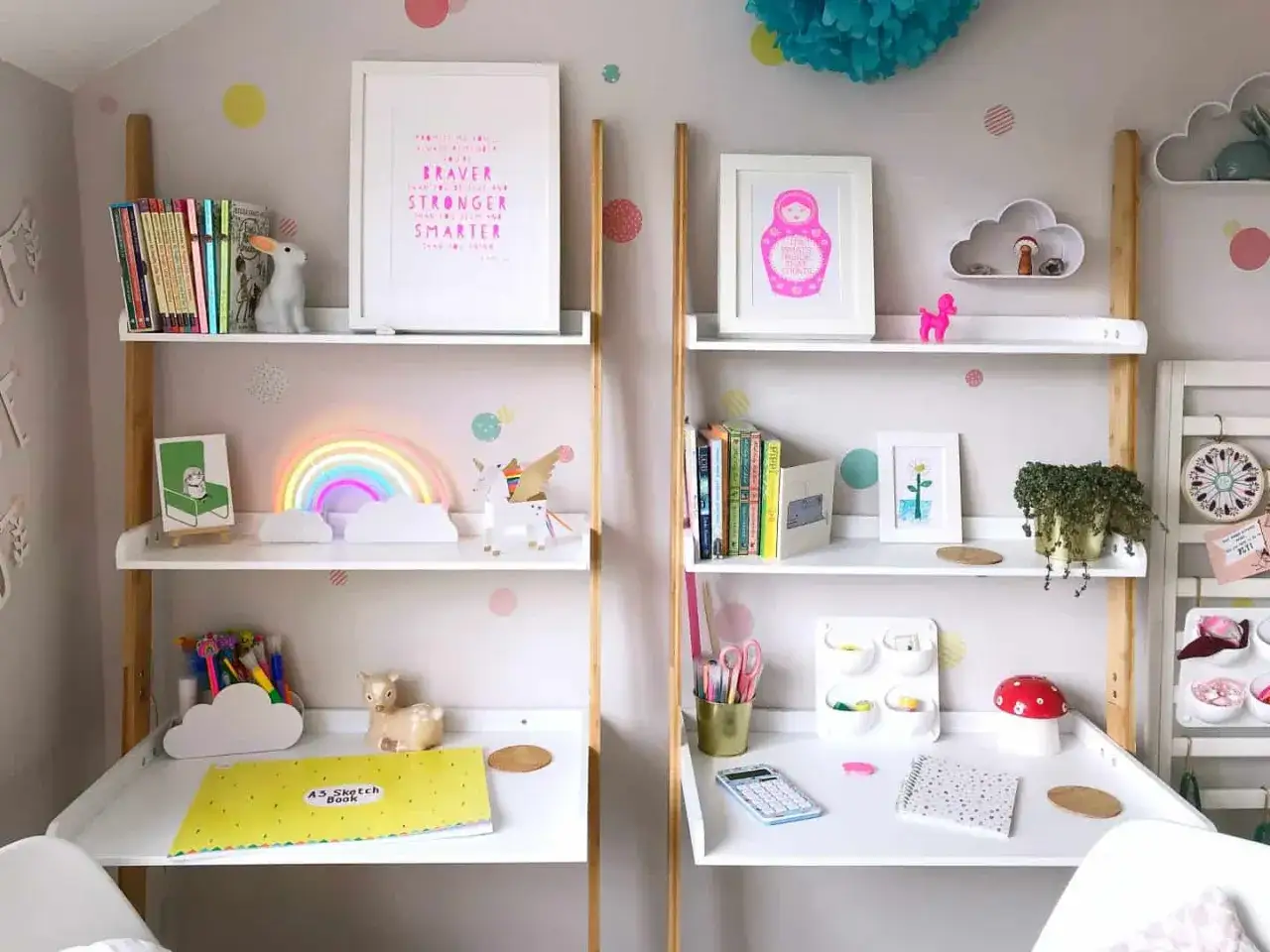 Zwei weiße Schreibtische mit Regalen für Kinderzimmer. Bunte Deko, Bücher und Lernmaterialien inspirieren zu tollen kinderzimmer schreibtisch ideen.